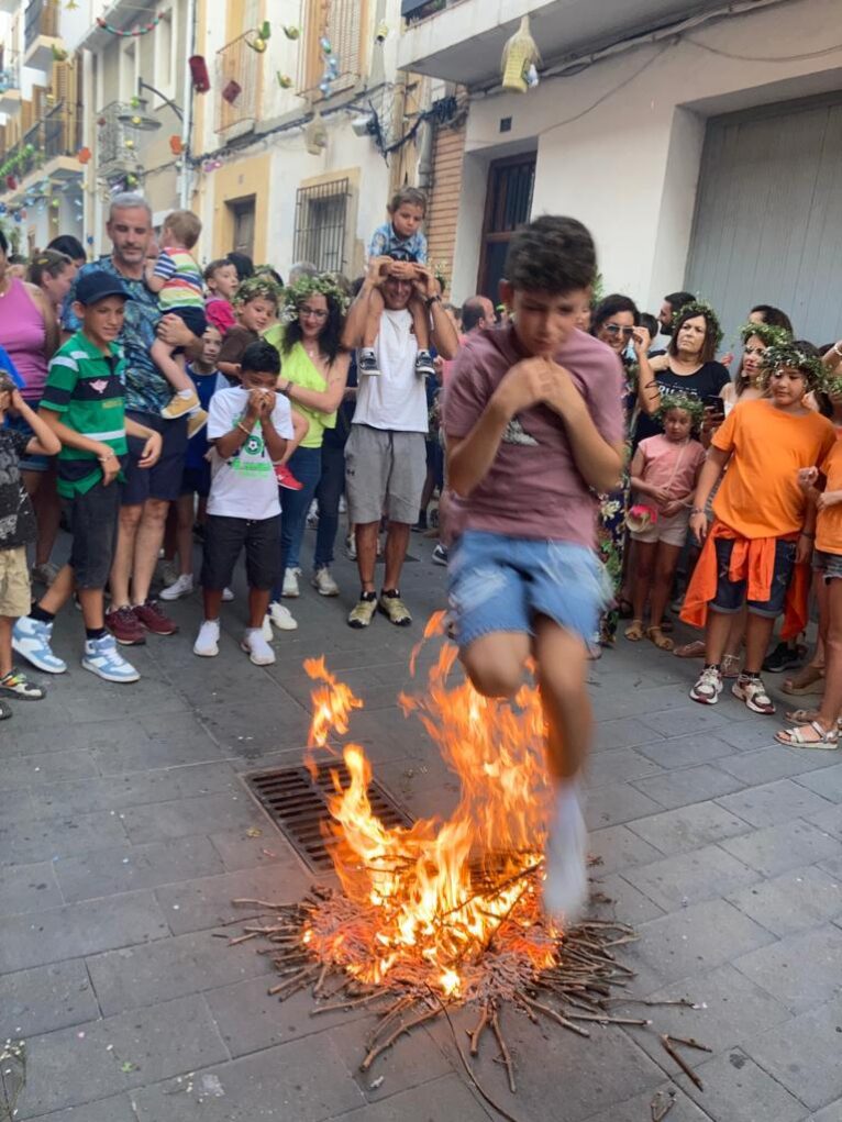 Un niño saltando la hoguera