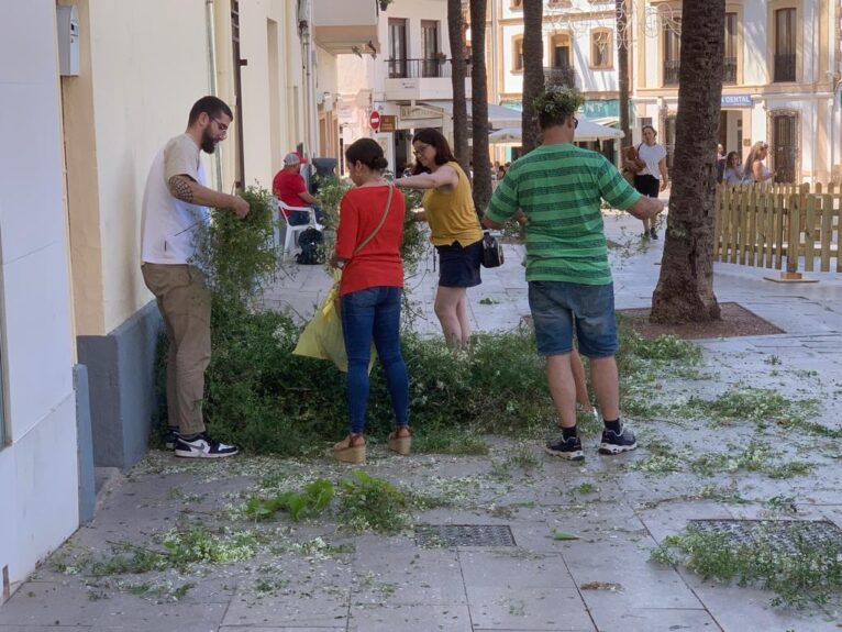 Vecinos confeccionando las coronas de murta