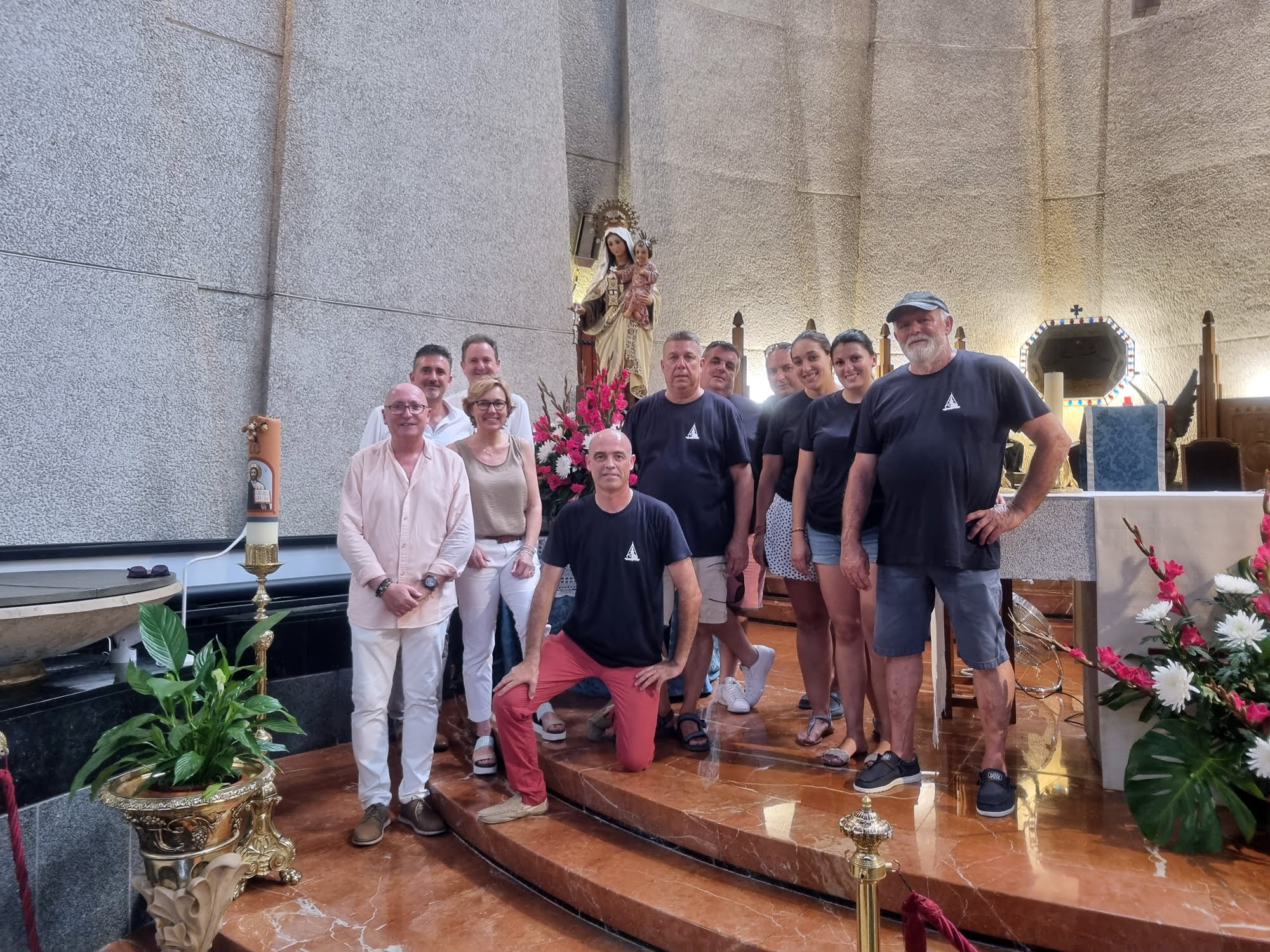 Marineros y autoridades junto a la Virgen del Carmen Xàbia