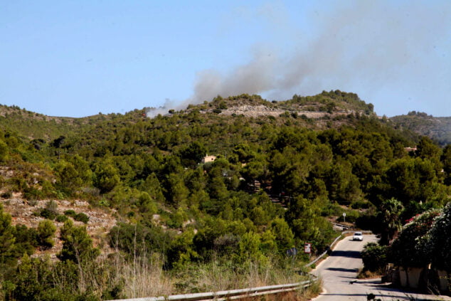 Imagen: Corte de la carretera de Les Planes por un incendio