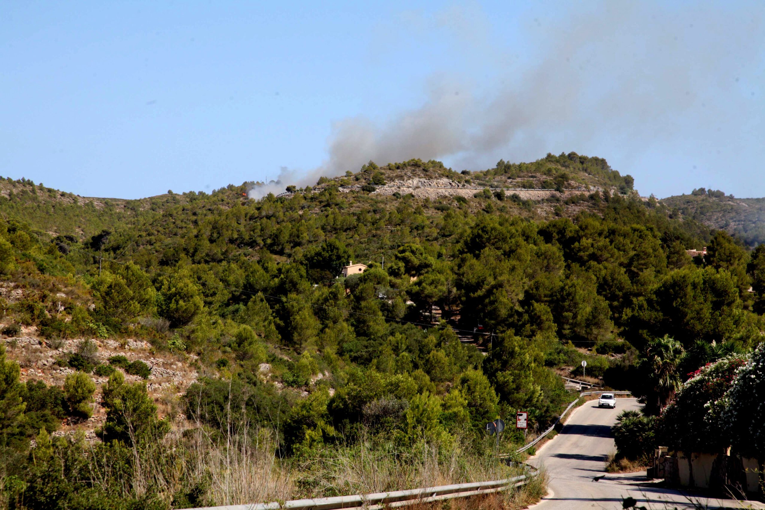 Corte de la carretera de Les Planes por un incendio