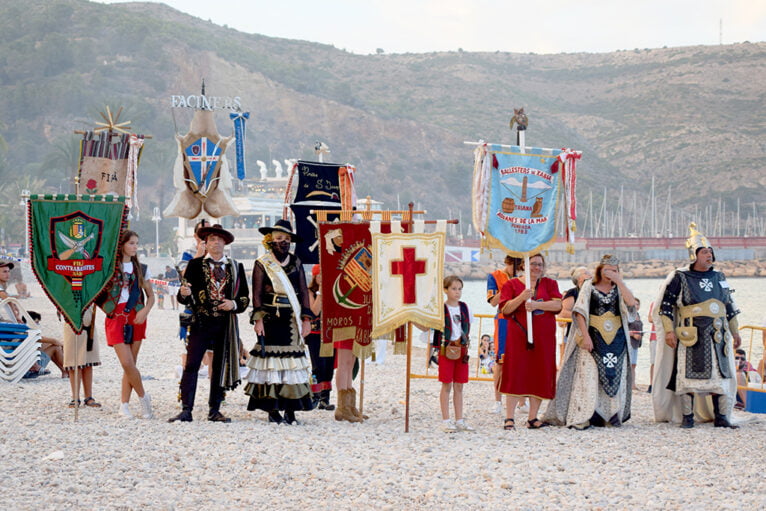 El bando cristiano ataca desde el mar