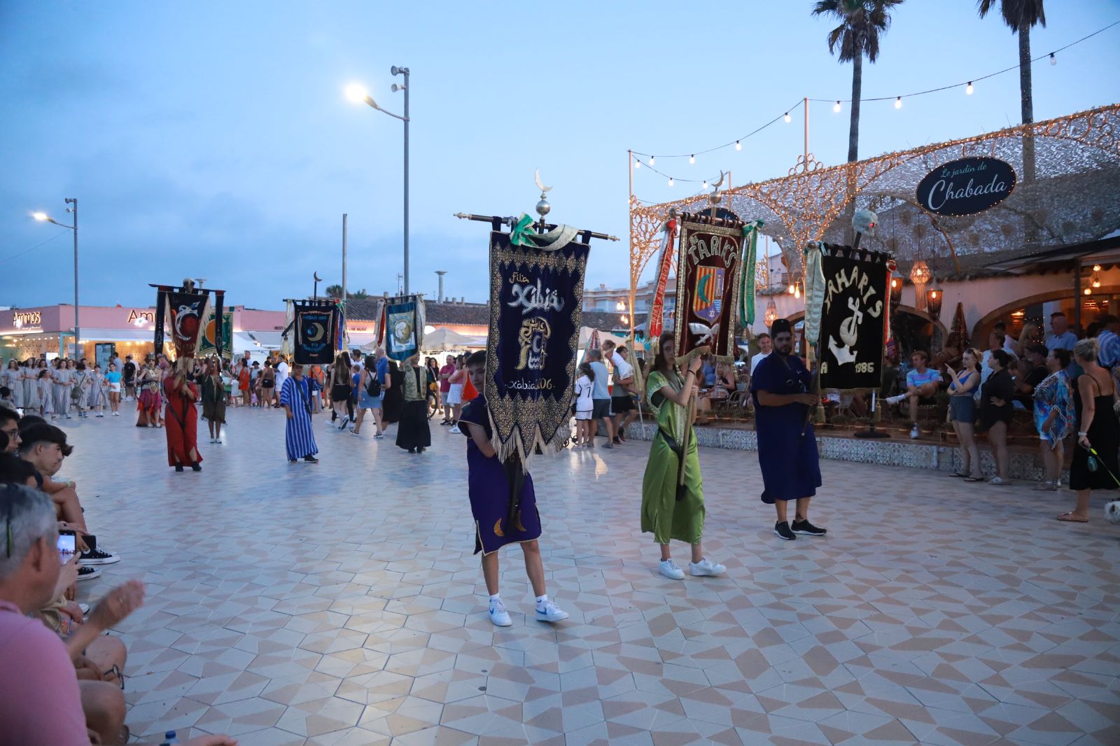 Entraeta de las filaes Moras y Cristianas de Xàbia por el Arenal