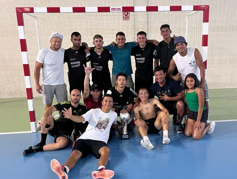 Equipo de fútbol sala de Xàbia con la copa