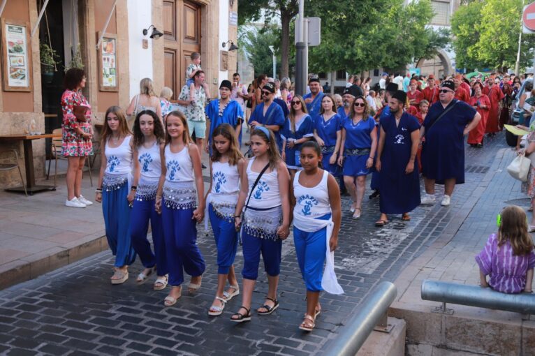 Filà Baharis en la entraeta en el centro histórico