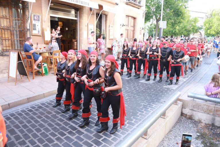 Filà Pirates de Sant Jaume en la ofrenda al centro histórico