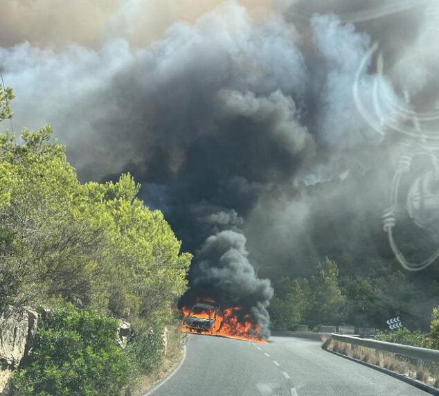 Imagen: Incendio de la furgoneta que originado las llamas en la zona del Montgó