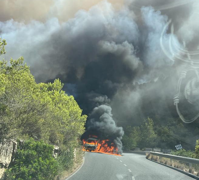 Incendio de la furgoneta que originado las llamas en la zona del Montgó