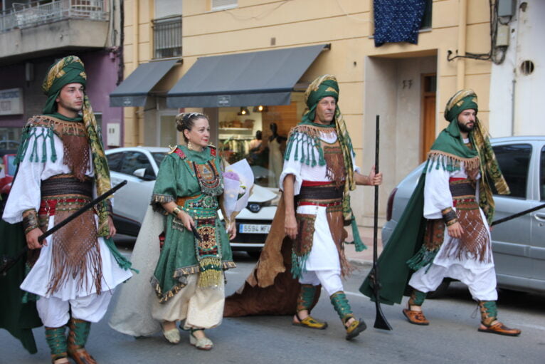 La familia Montaner Llidó como capitanes Almoriscos en la ofrenda a Sant Jaume Moros i Cristians Xàbia 2023