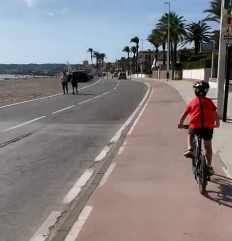 Ruta por el carril bici Port Cala Blanca a su paso por el Primer Montañar