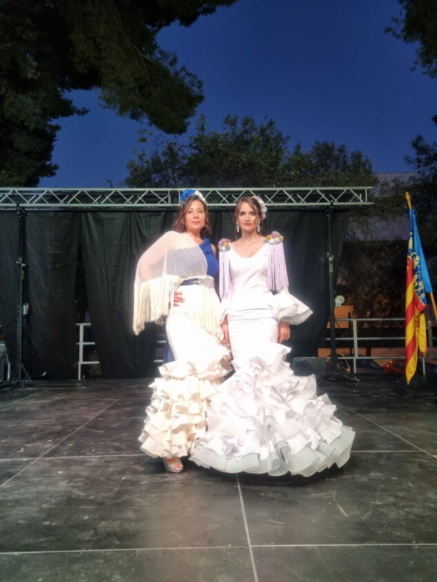 Imagen: Sandra Juan Cabrera y Carmen Alicia Moreno en la presentación de la Casa de Andalucía de Xàbia