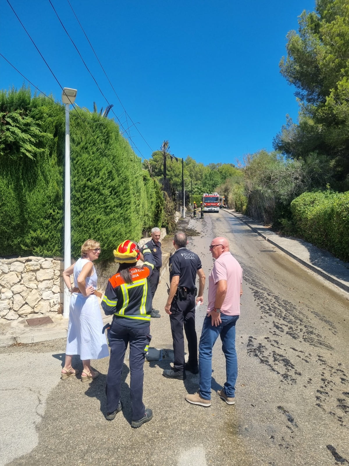 Autoridades municipales junto a los cuerpos de emergencias