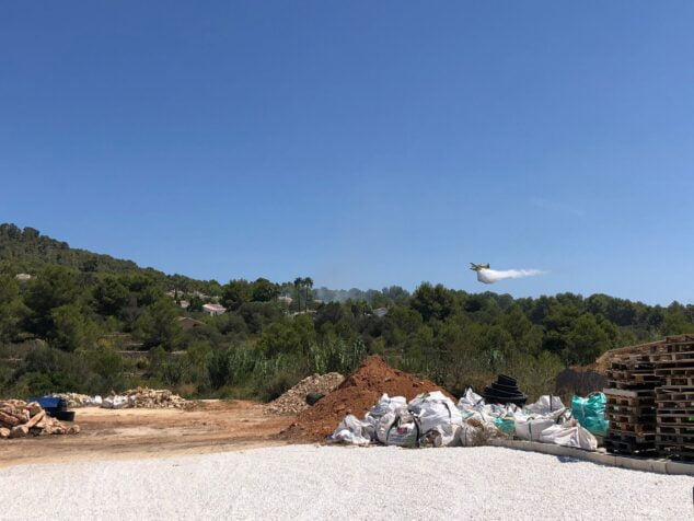 Imagen: Avioneta sofocando el incendio en el Rafalet