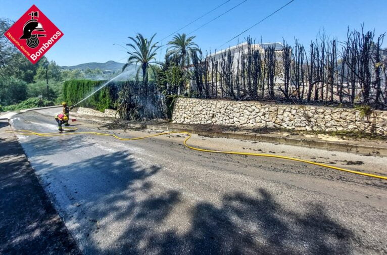 Bomberos en la extinción del incendio