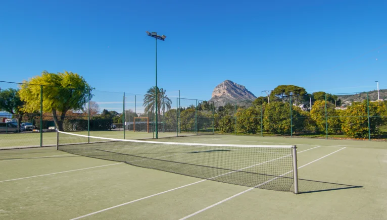 Disfruta de la pista de tenis para jugar en Camping Jávea