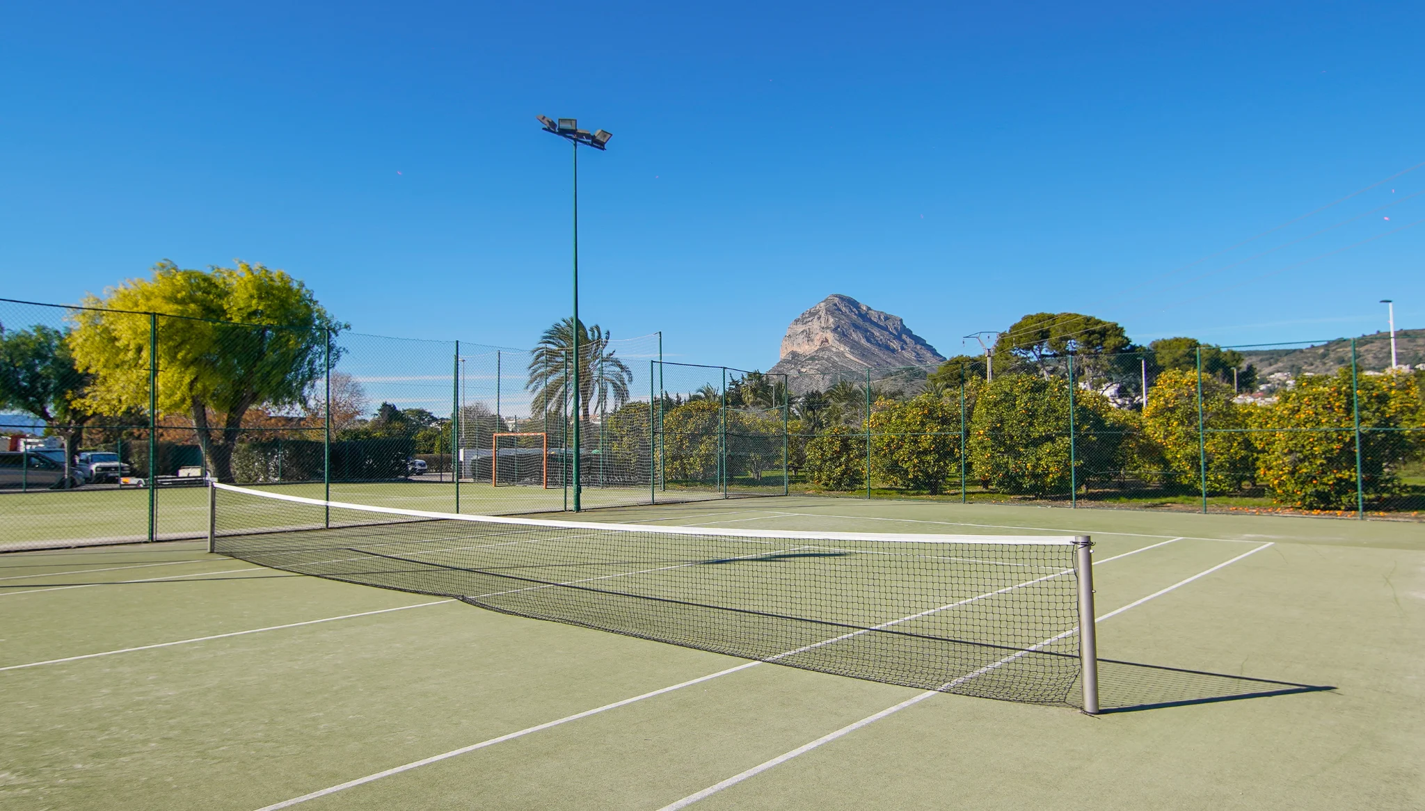 Disfruta de la pista de tenis para jugar en Camping Jávea