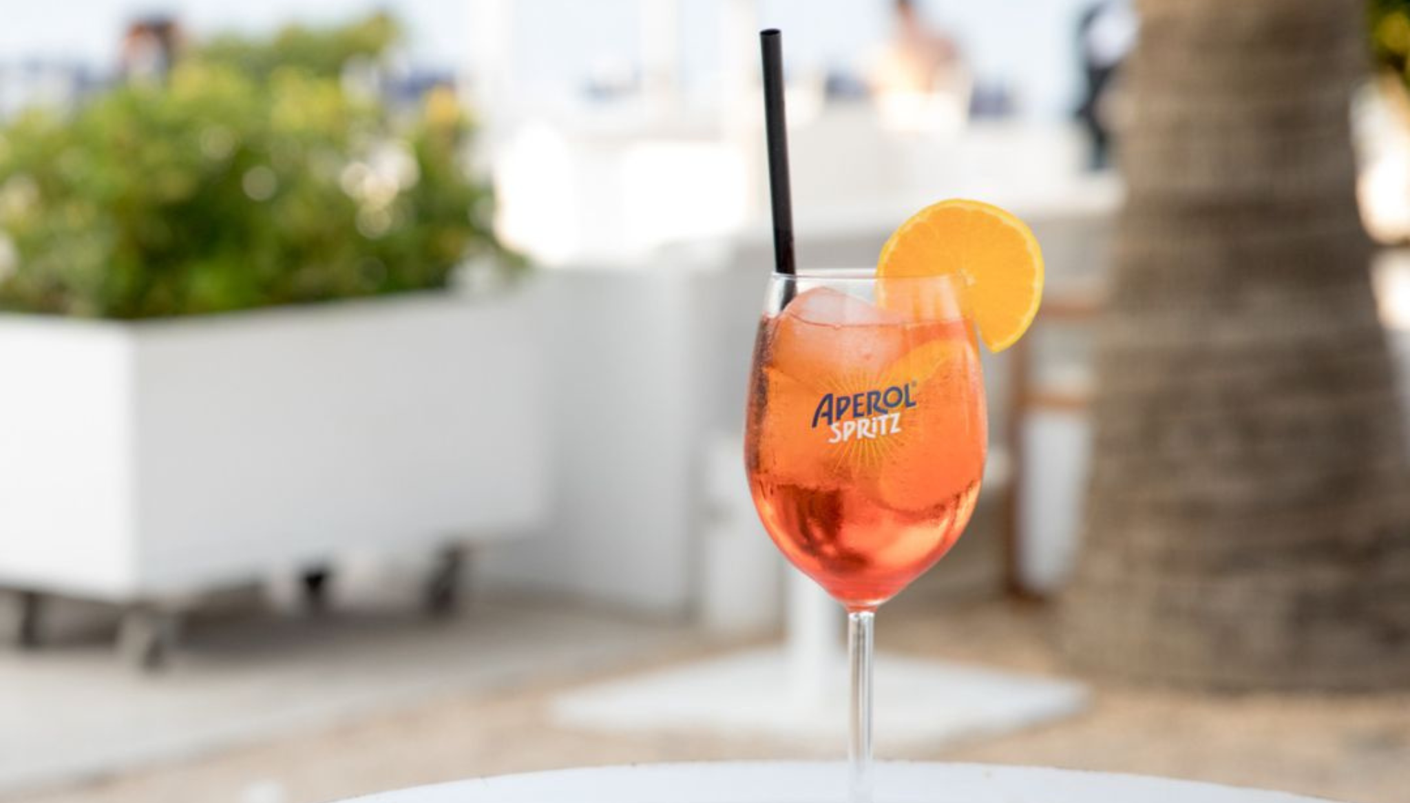 Disfruta de un Aperol Spritz frente al mar