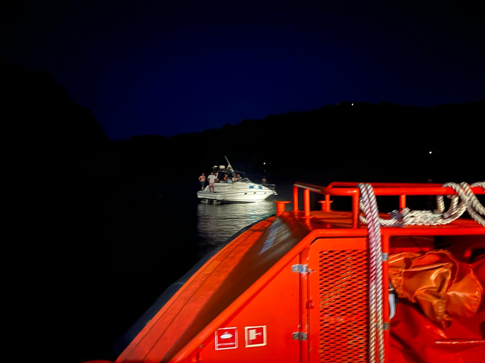 Embarcación encallada en la Cala de la Sardinera | Foto Salvamento Marítimo