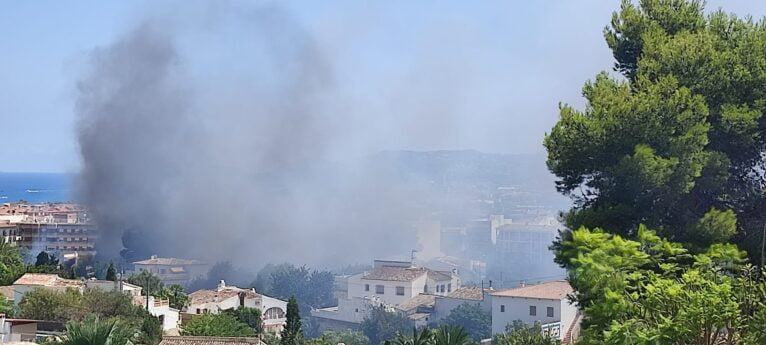 Gran humareda del incendio originado en la zona del Puchol