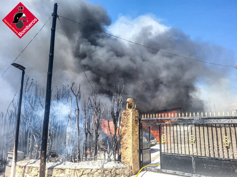 Incendio en el exterior de una vivienda en el Rafalet