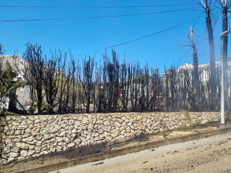 Jardín de la vivienda afectado por el fuego