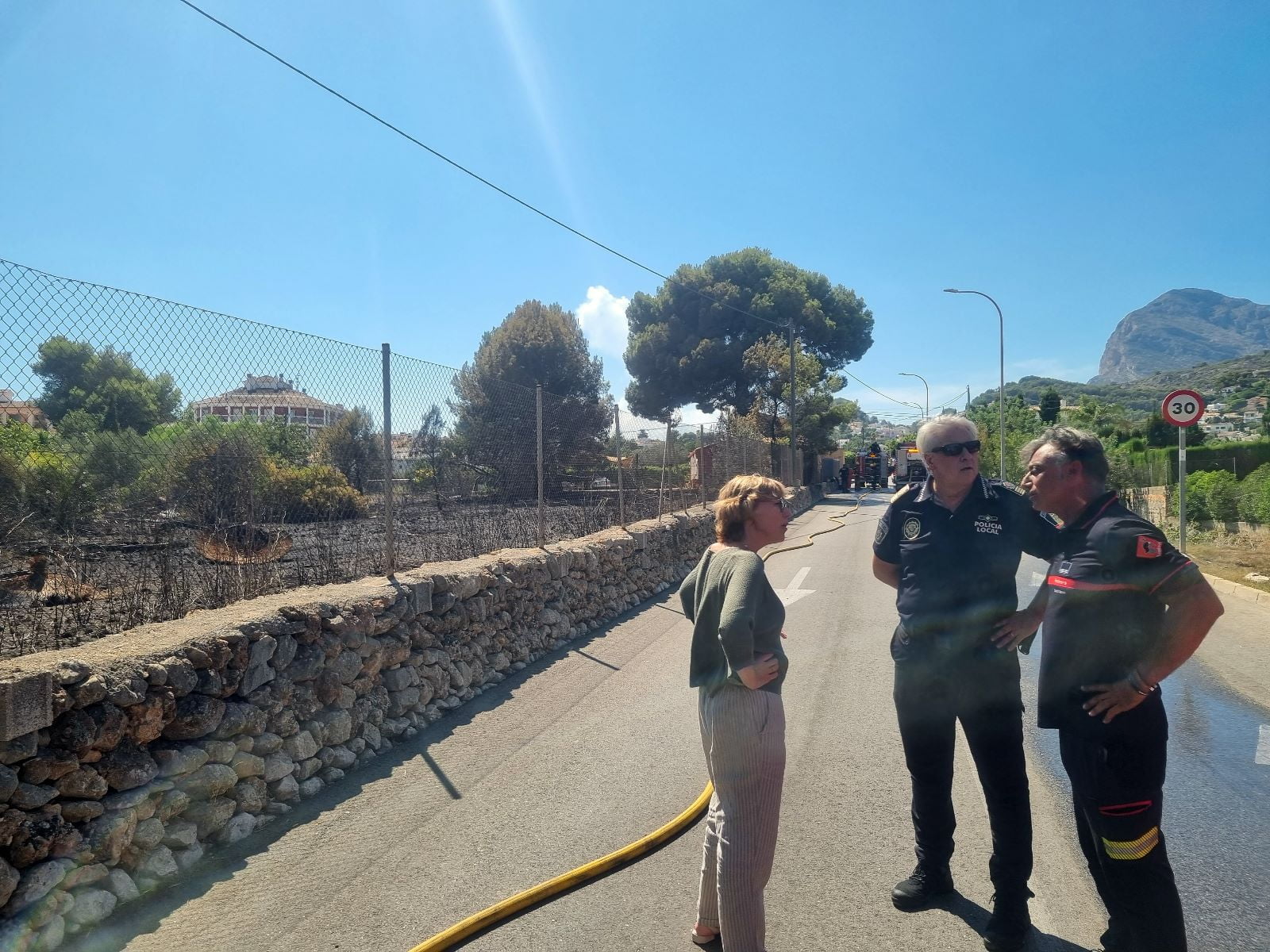 La alcaldesa junto a jefes de bomberos y policía local