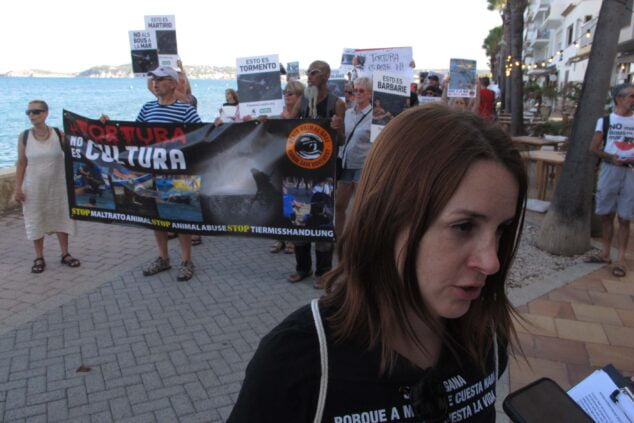 Imagen: Alana Serrano en declaraciones a la prensa durante la manifestación antitaurina en Xàbia