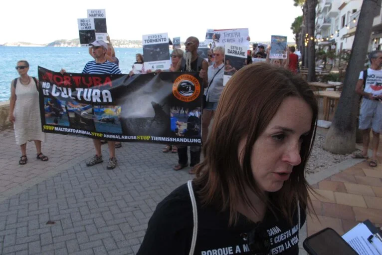 Alana Serrano en declaraciones a la prensa durante la manifestación antitaurina en Xàbia