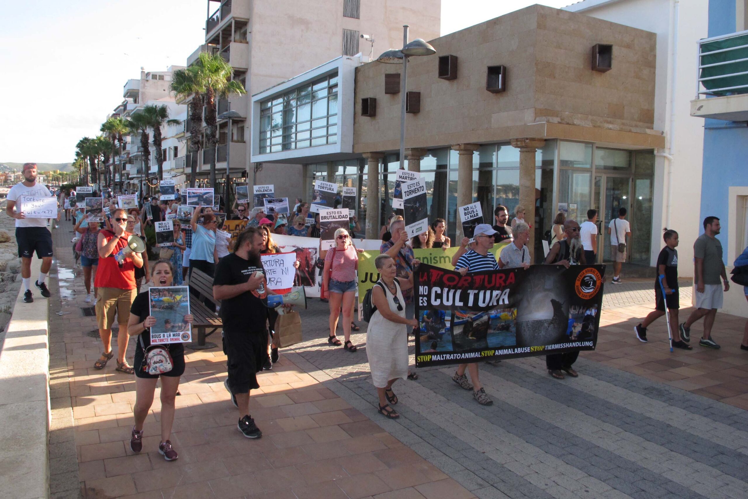 Manifestación antitaurina en Xàbia (13)