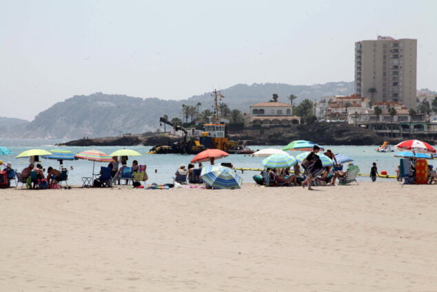 Imagen: Máquina de dragados trabajando en la playa del Arenal de Xàbia