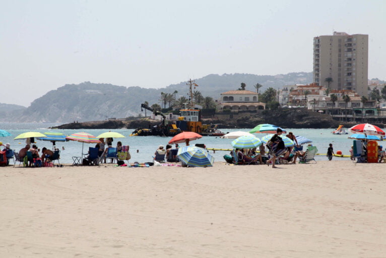 Máquina de dragados trabajando en la playa del Arenal de Xàbia