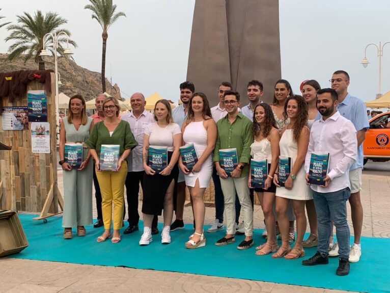 Mayorales de las fiestas de loreto 2023 y autoridades en la presentación del libro fiestas