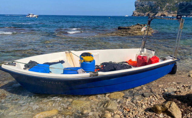 Imagen: Patera varada en la cala de la Barraca de Xàbia