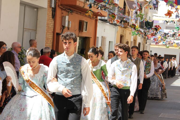 Quintos en un pasacalle de Fogueres 2022