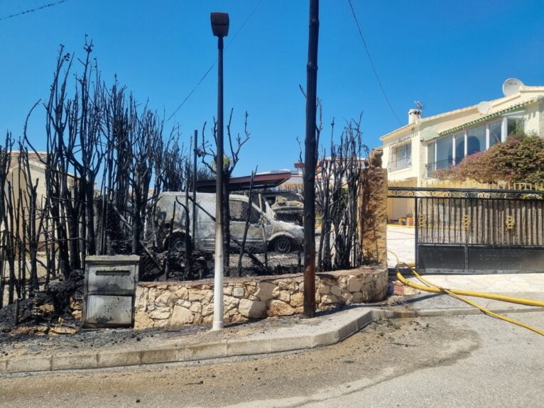 Vehículos y parcela afectados por el incendio