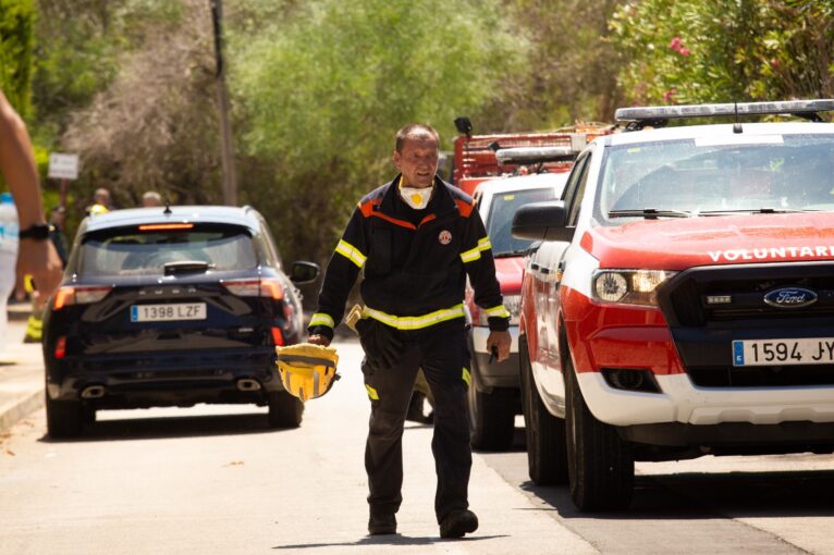 Voluntario de Protección Civil en el lugar del incendio