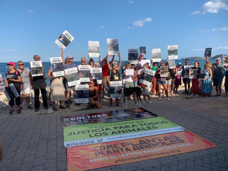 Manifestantes con las pancartas en Xàbia