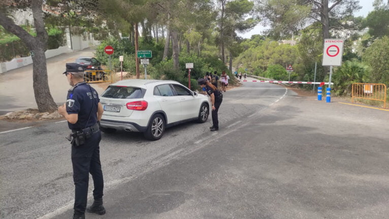 Barrera para limitar el acceso a las calas de Xàbia