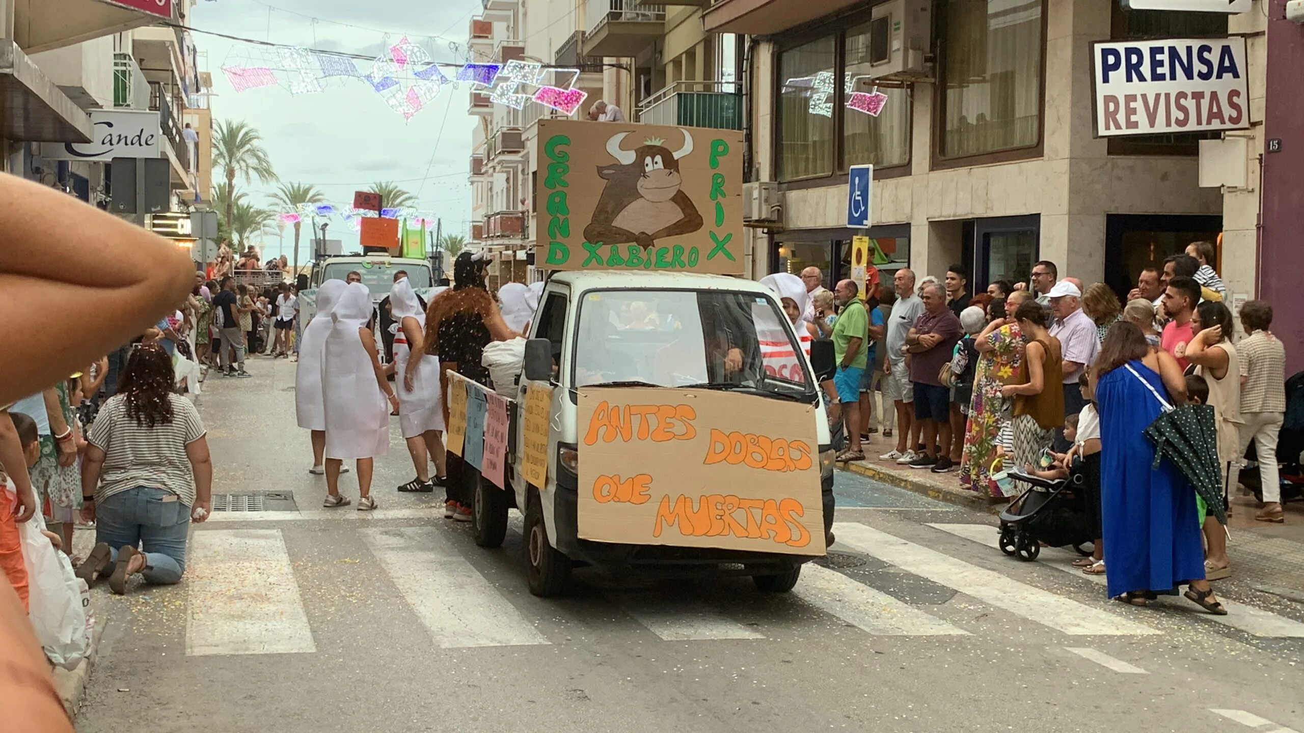 Críticas de las peñas marineras en el desfile de carrozas 2023 (1)