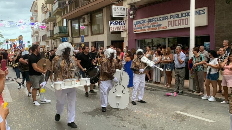 Críticas de las peñas marineras en el desfile de carrozas 2023 (10)