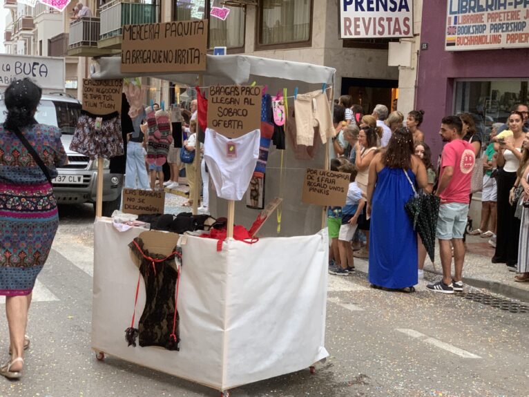 Críticas de las peñas marineras en el desfile de carrozas 2023 (7)