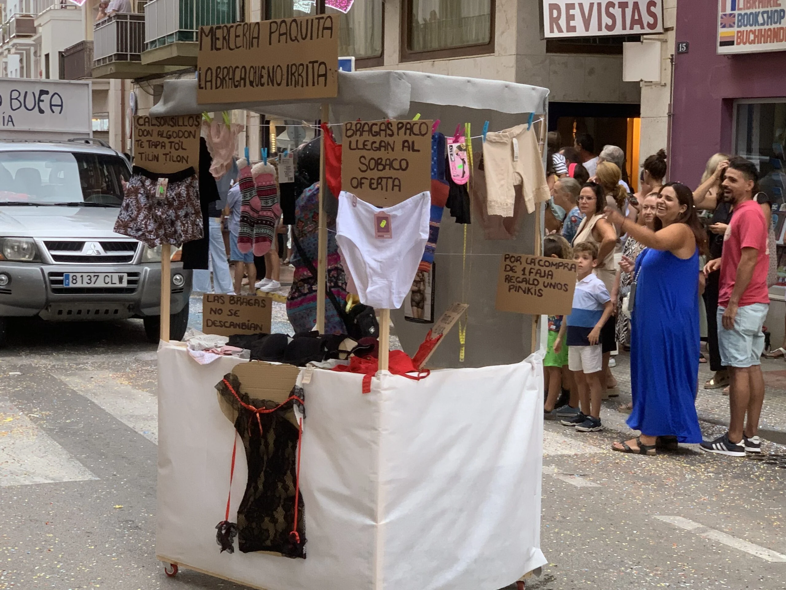 Críticas de las peñas marineras en el desfile de carrozas 2023 (8)