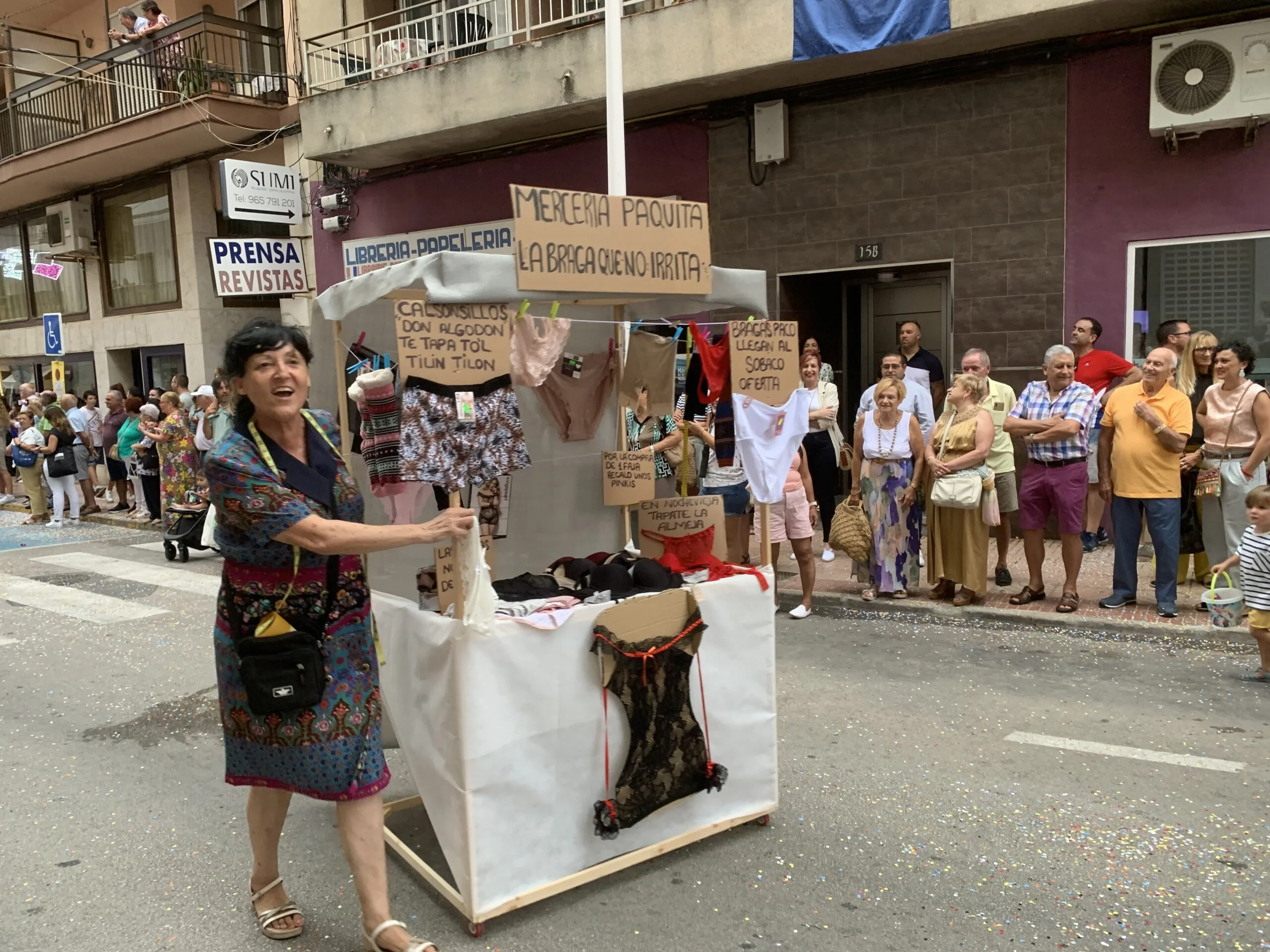 Críticas de las peñas marineras en el desfile de carrozas 2023 (9)