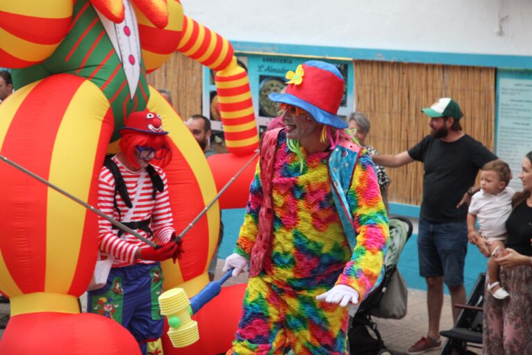 Ambiente circense en el desfile de Carrozas fiestas de Loreto 2023