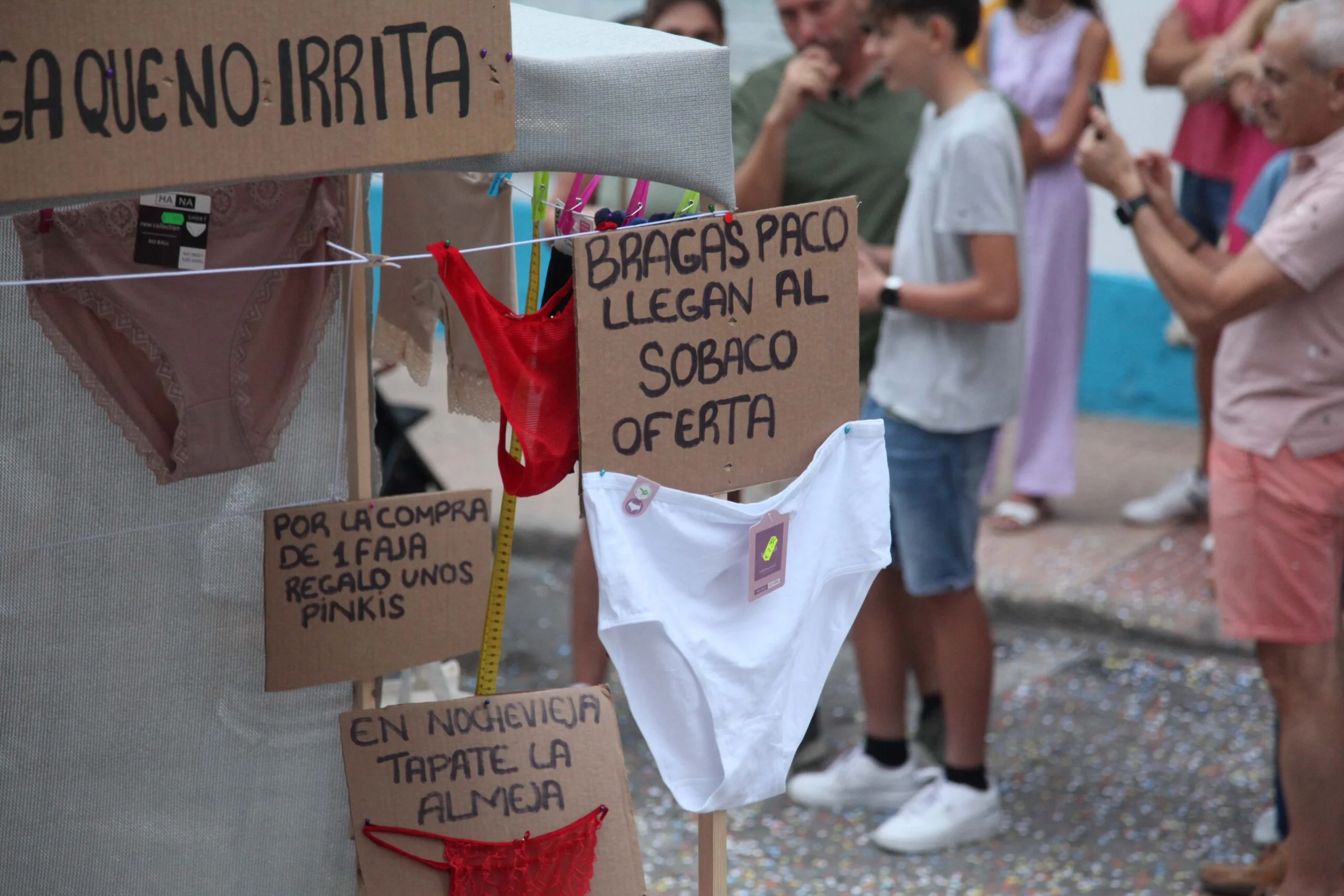 Críticas de una peña durante el desfile de carrozas de las fiestas de Loreto