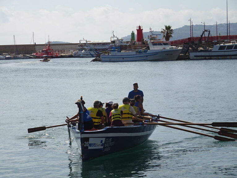 Equipo de remo participando en el primer desafío del CN Jávea