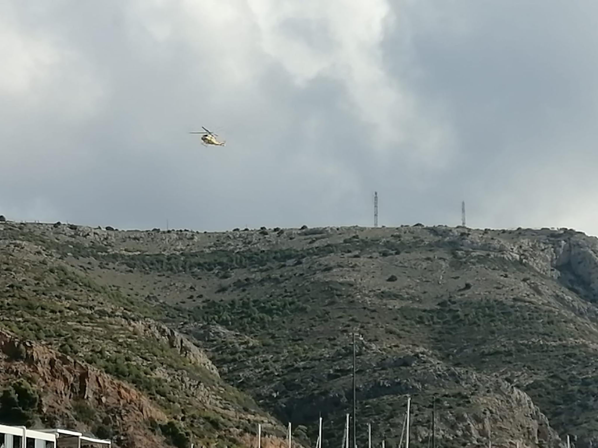 Helicóptero realizando las labores de búsqueda