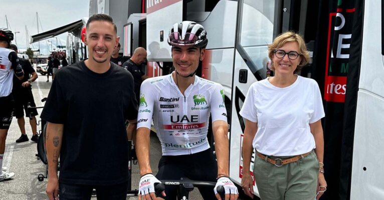 Los ediles de Xàbia visitan al ciclista Juan Ayuso antes de la carrera