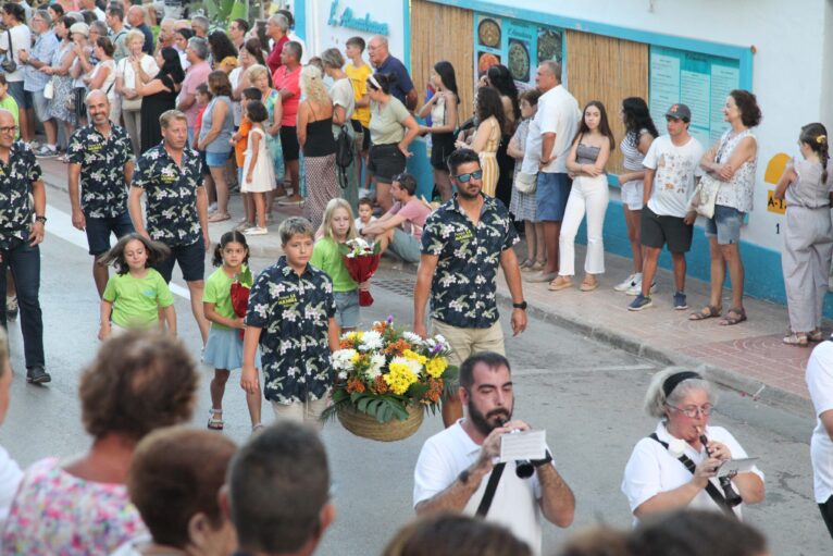 Público y participantes en la ofrenda de las fiestas Mare de Déu Loreto 2023