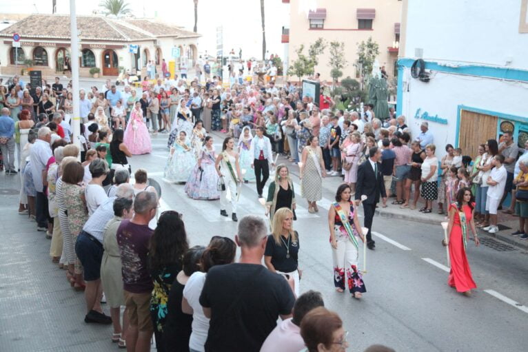 Vecinos y representantes de entidades festeras en la procesión Virgen de Loreto Xàbia 2023